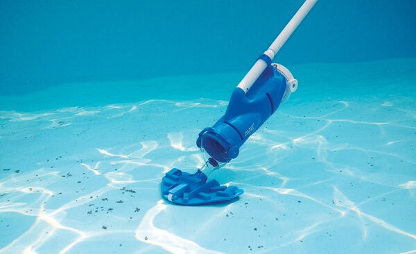 how does a pool vacuum work