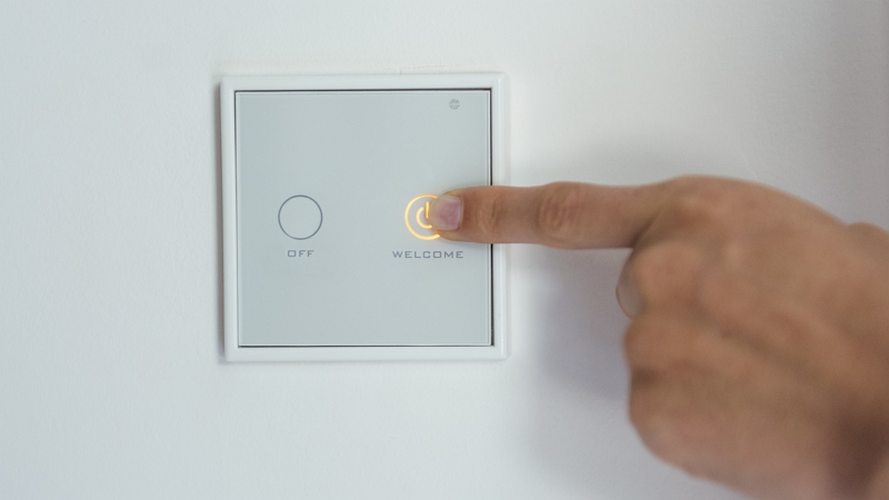 how do smart bulbs work with smart switches