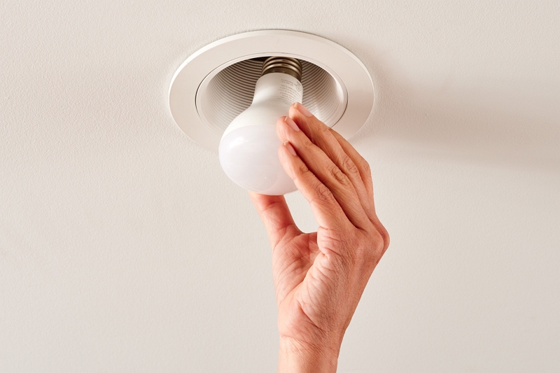 how to change a recessed light bulb
