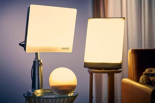 Lamps that deals mimic natural light